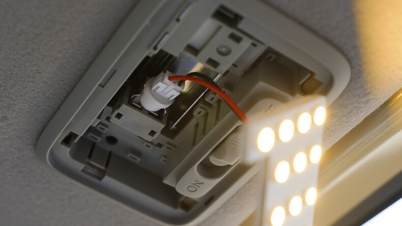 ルームランプ（リア） 交換手順2：LEDルームランプ取り付け
