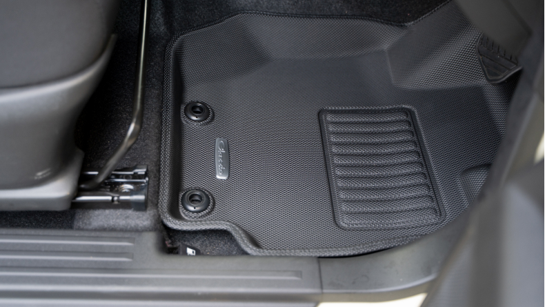 運転席のフロアマット