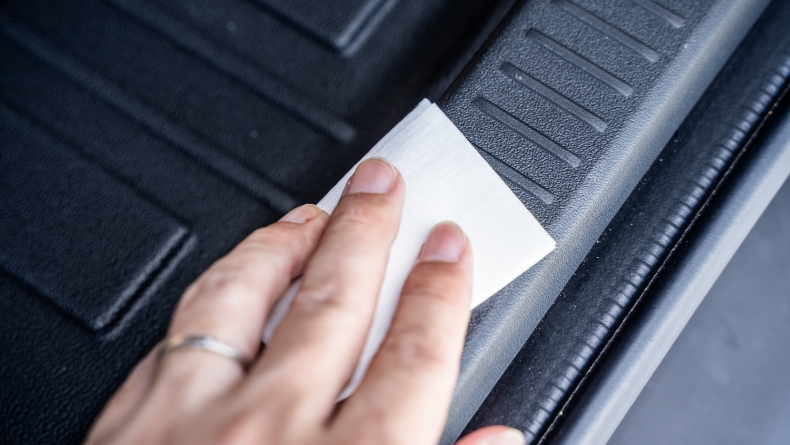 ラゲッジスカッフプレート:取り付け手順2