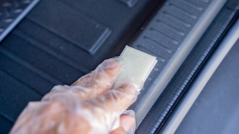 ラゲッジスカッフプレート:取り付け手順3