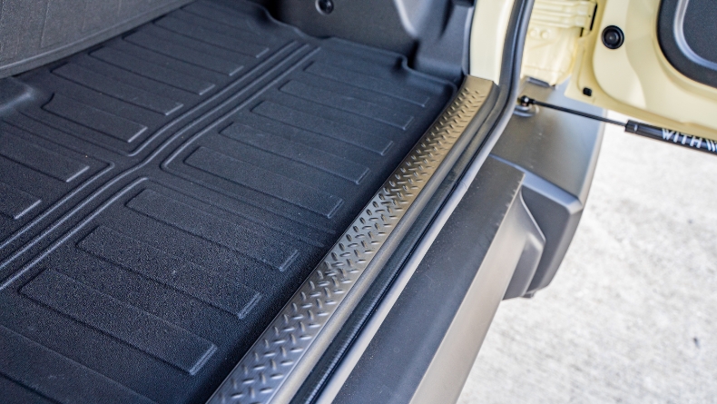 ジムニーノマドにラゲッジスカッフプレート装着後