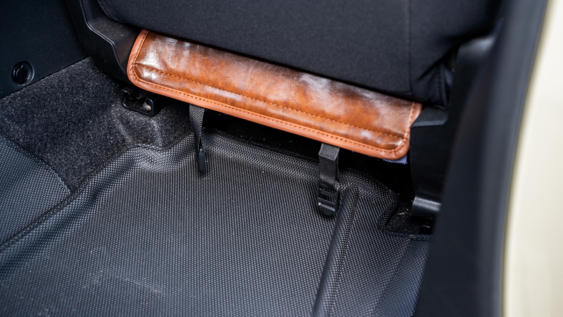 1. 前列：座面カバーを取り付け