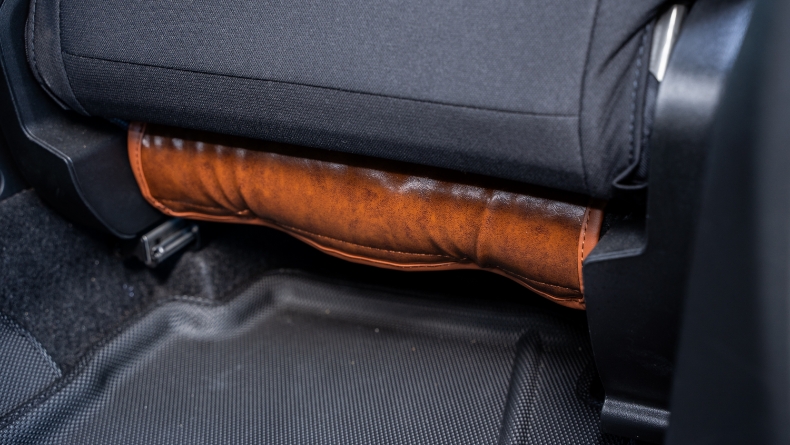 1. 前列：座面カバーを取り付け