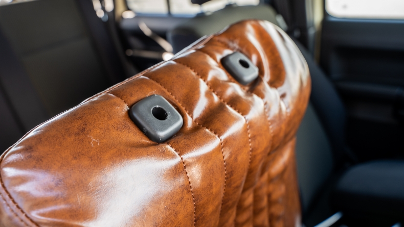 2.前列：背もたれカバーを取り付け