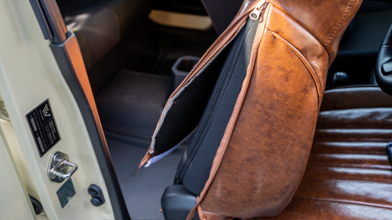 2.前列：背もたれカバーを取り付け