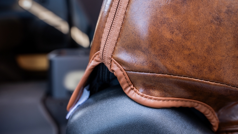 2.前列：背もたれカバーを取り付け