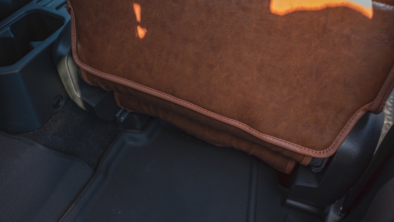 2.前列：背もたれカバーを取り付け