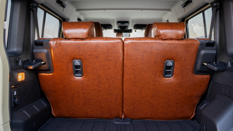 後列のシートカバー取り付け