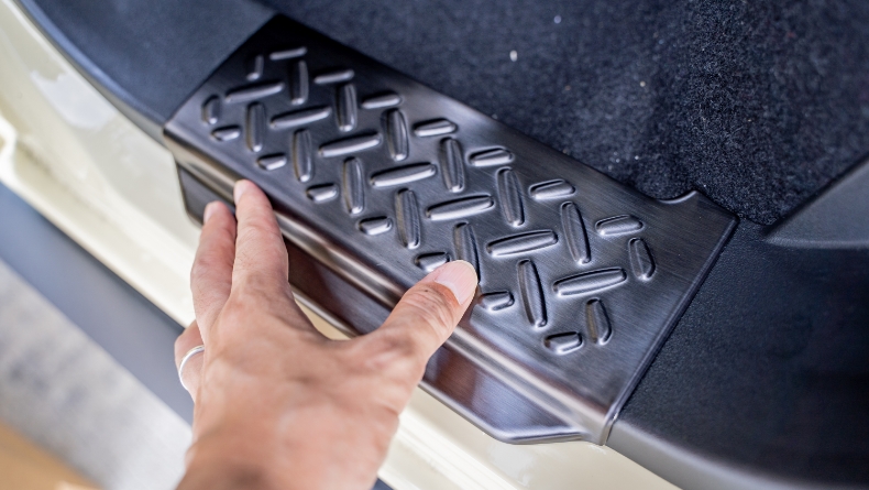 スカッフプレート取り付け手順1