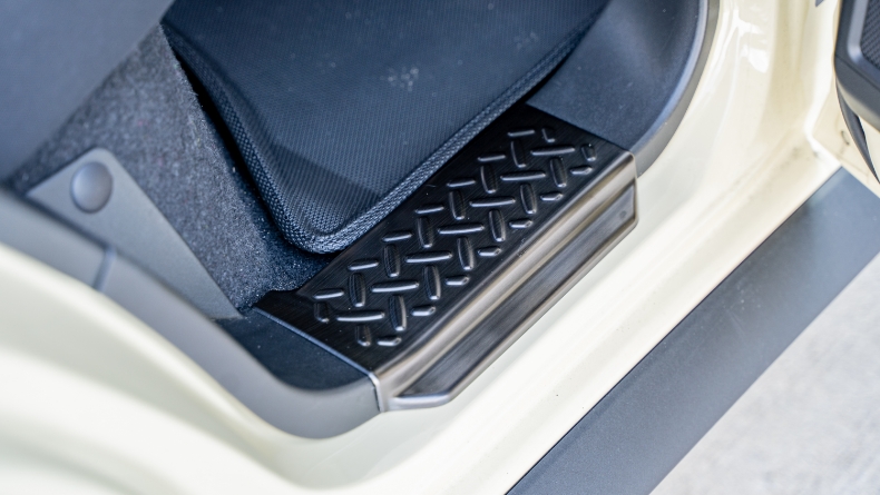 ジムニーノマド専用スカッフプレートとは