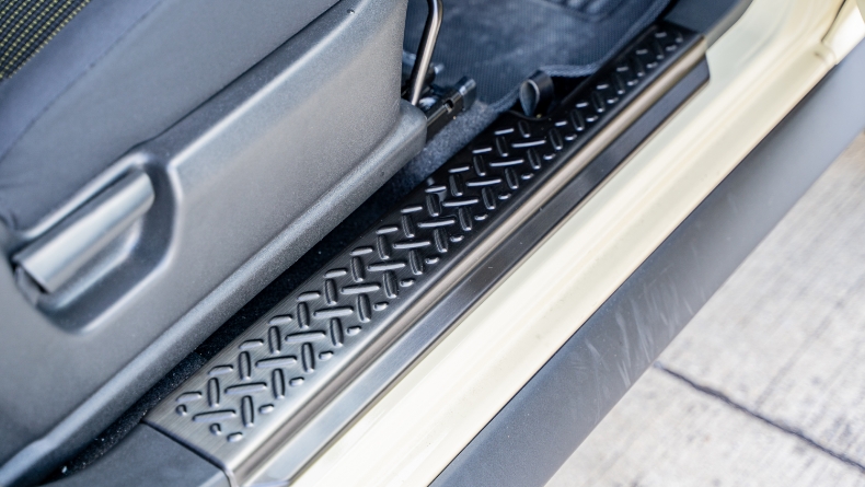 ノマドにスカッフプレート装着後