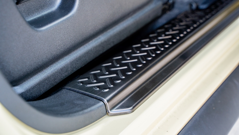 ジムニーノマドのおすすめスカッフプレート