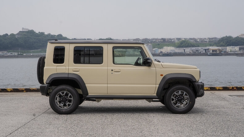 ジムニーノマド タイヤサイズと車高バランス比較